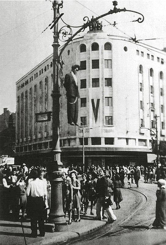 Svetislav Milin (1915), obućar iz Maradika kod Iriga; u drugom planu Ratko Jević 